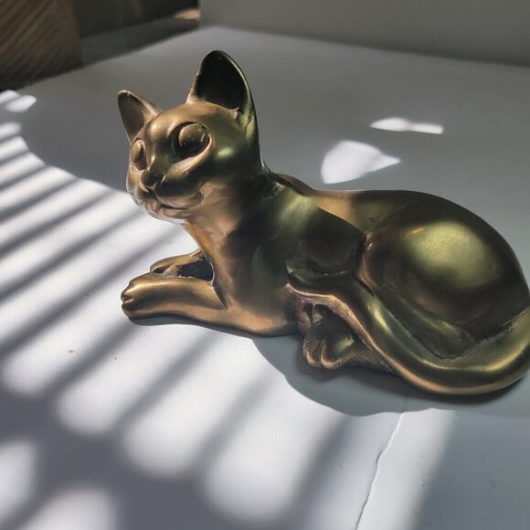 Cat in Bronze delightfully awaiting its next adventure. Heavy, 5.25" L, 3.25 H - Picture 4 of 4